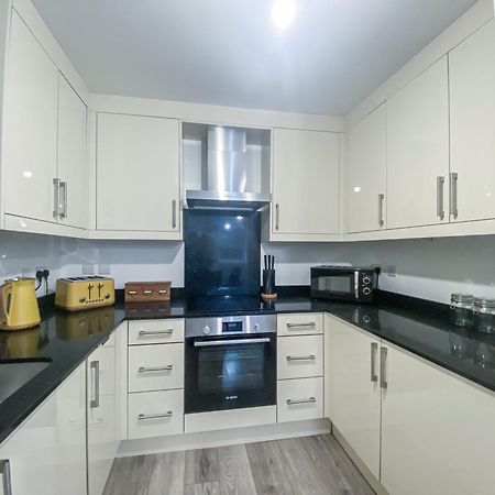 2 Bedroom City Centre Apartment In High Wycombe With Parking 外观 照片