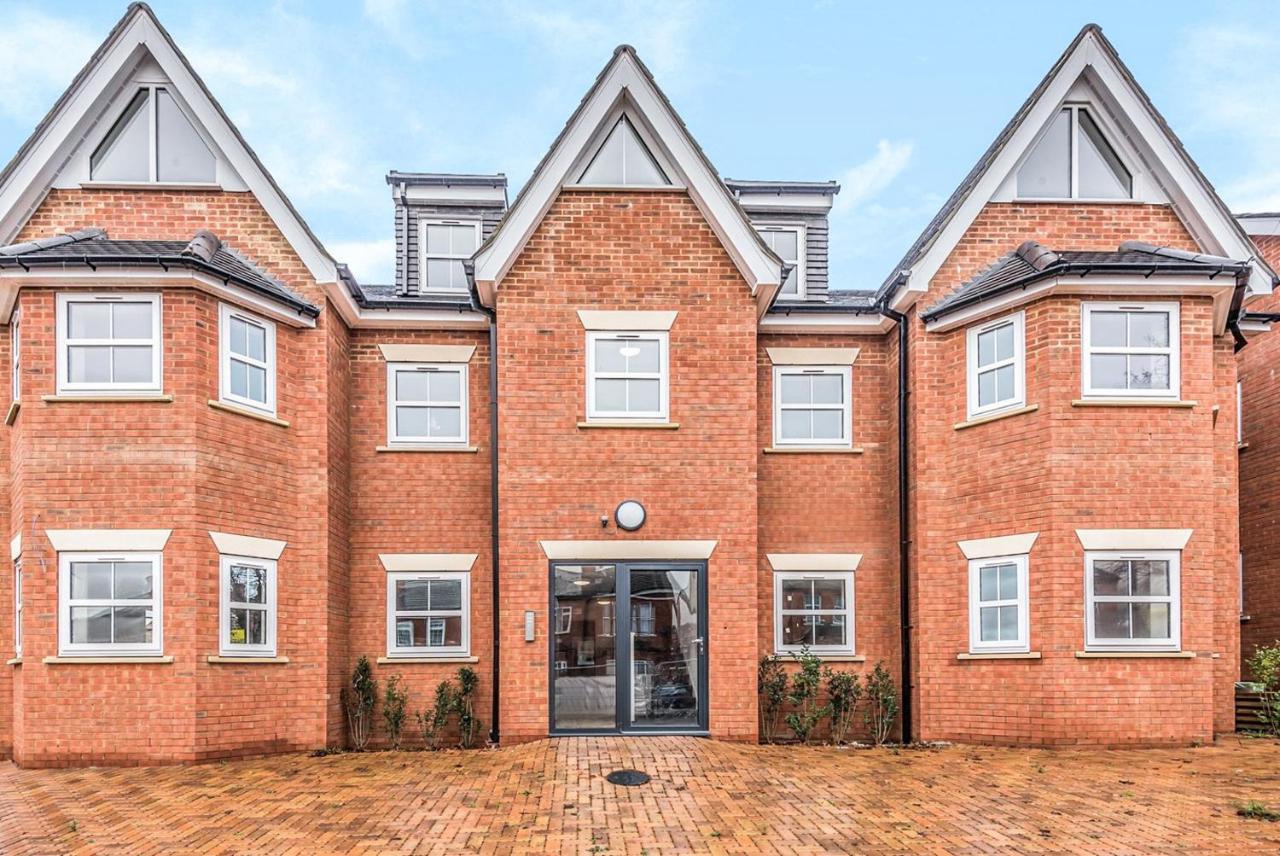 2 Bedroom City Centre Apartment In High Wycombe With Parking 外观 照片