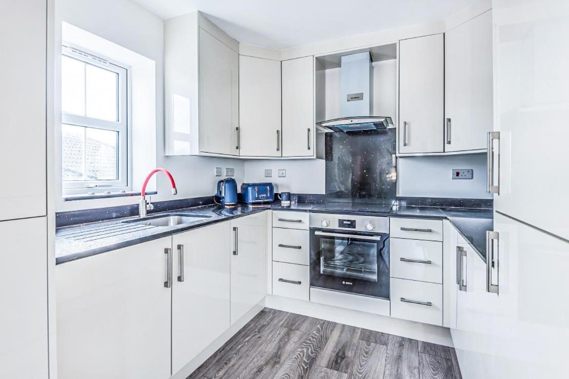 2 Bedroom City Centre Apartment In High Wycombe With Parking 外观 照片