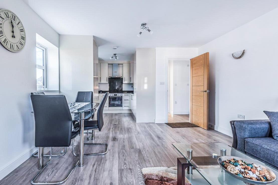 2 Bedroom City Centre Apartment In High Wycombe With Parking 外观 照片