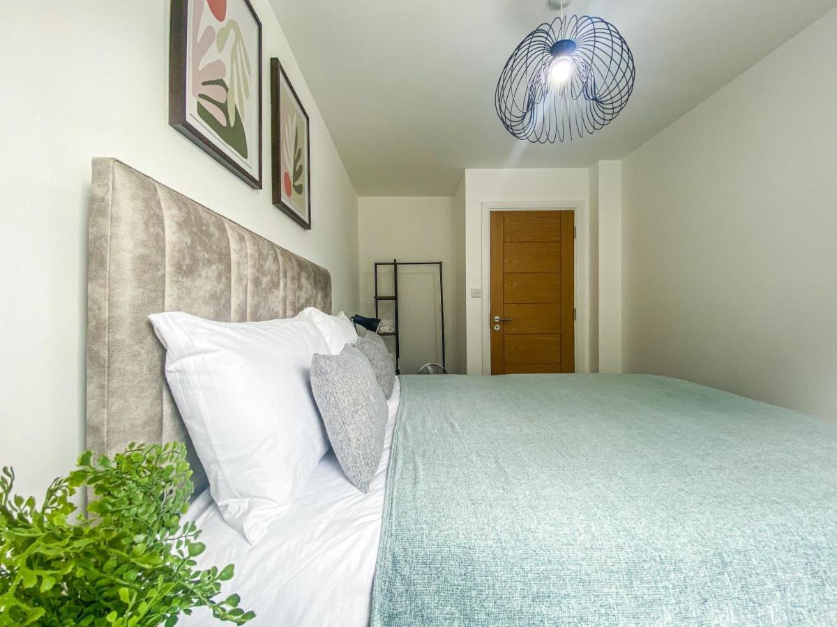 2 Bedroom City Centre Apartment In High Wycombe With Parking 外观 照片