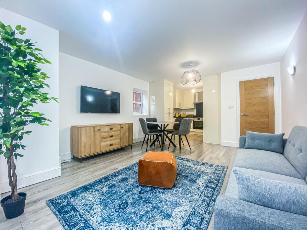 2 Bedroom City Centre Apartment In High Wycombe With Parking 外观 照片