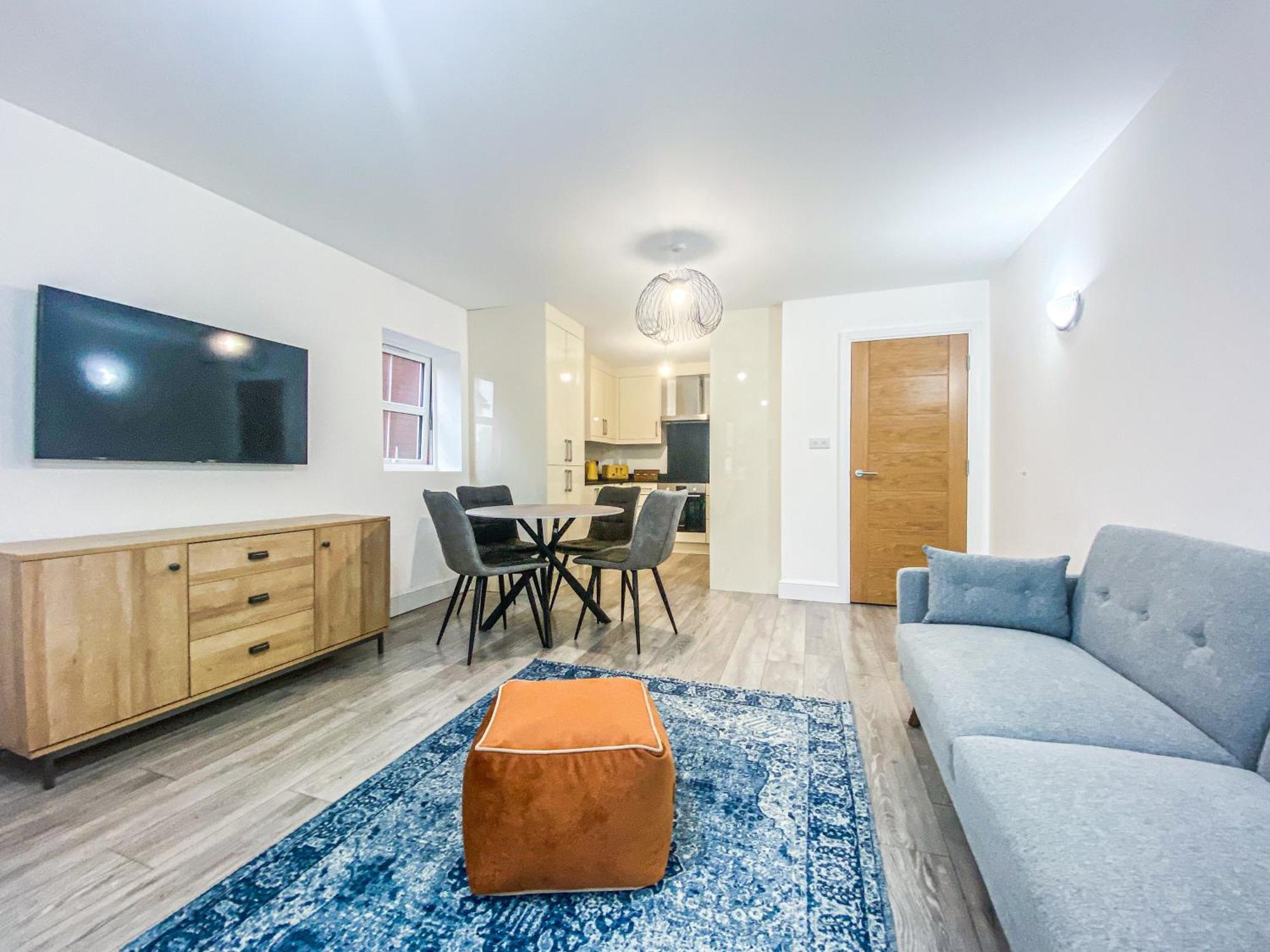 2 Bedroom City Centre Apartment In High Wycombe With Parking 外观 照片