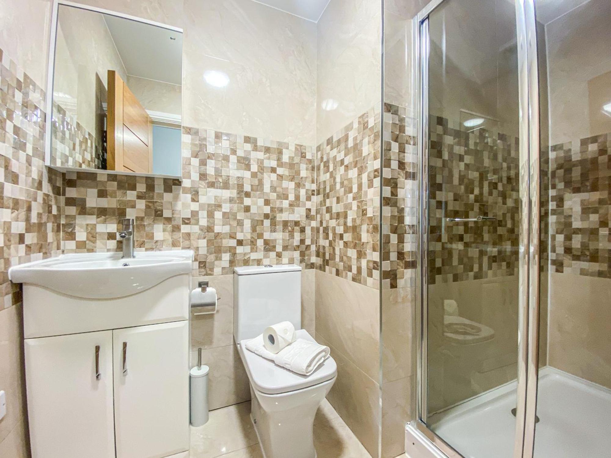 2 Bedroom City Centre Apartment In High Wycombe With Parking 外观 照片