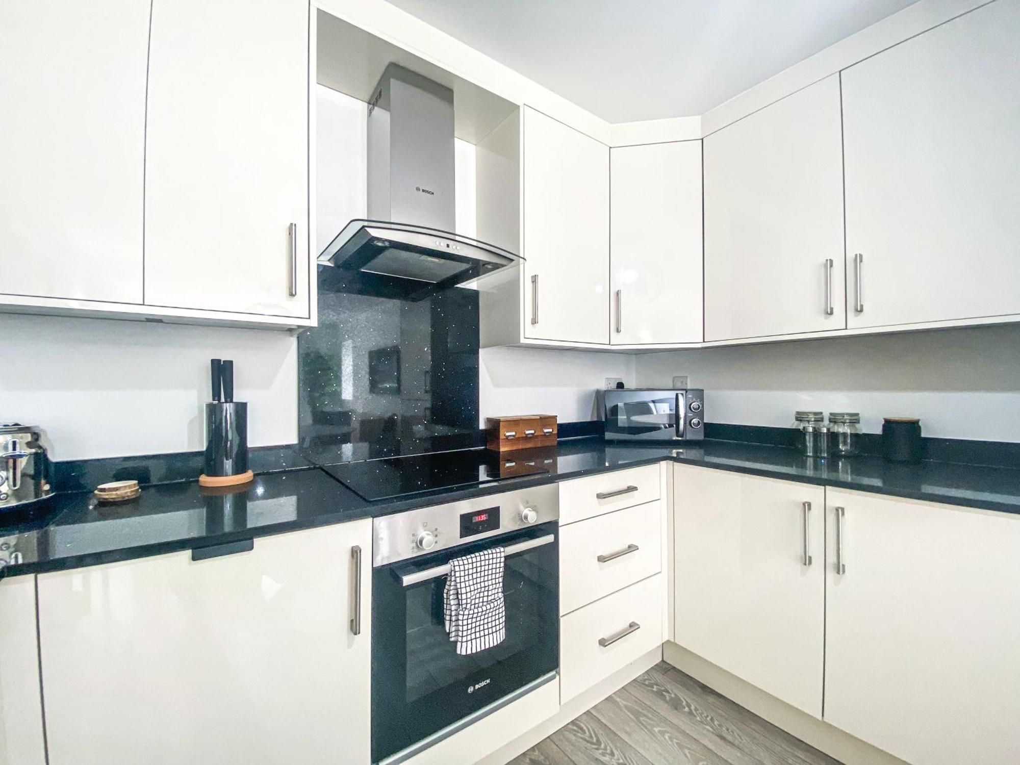 2 Bedroom City Centre Apartment In High Wycombe With Parking 外观 照片