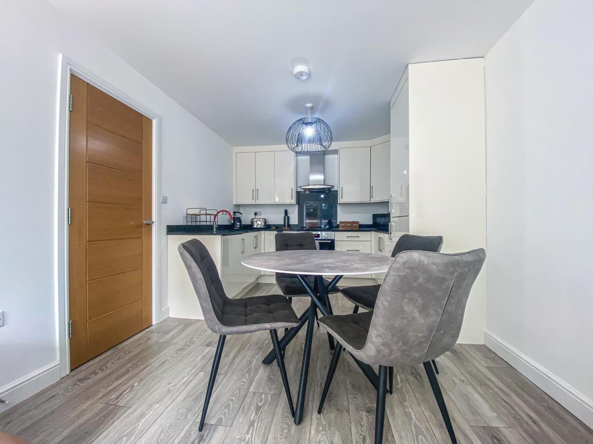 2 Bedroom City Centre Apartment In High Wycombe With Parking 外观 照片