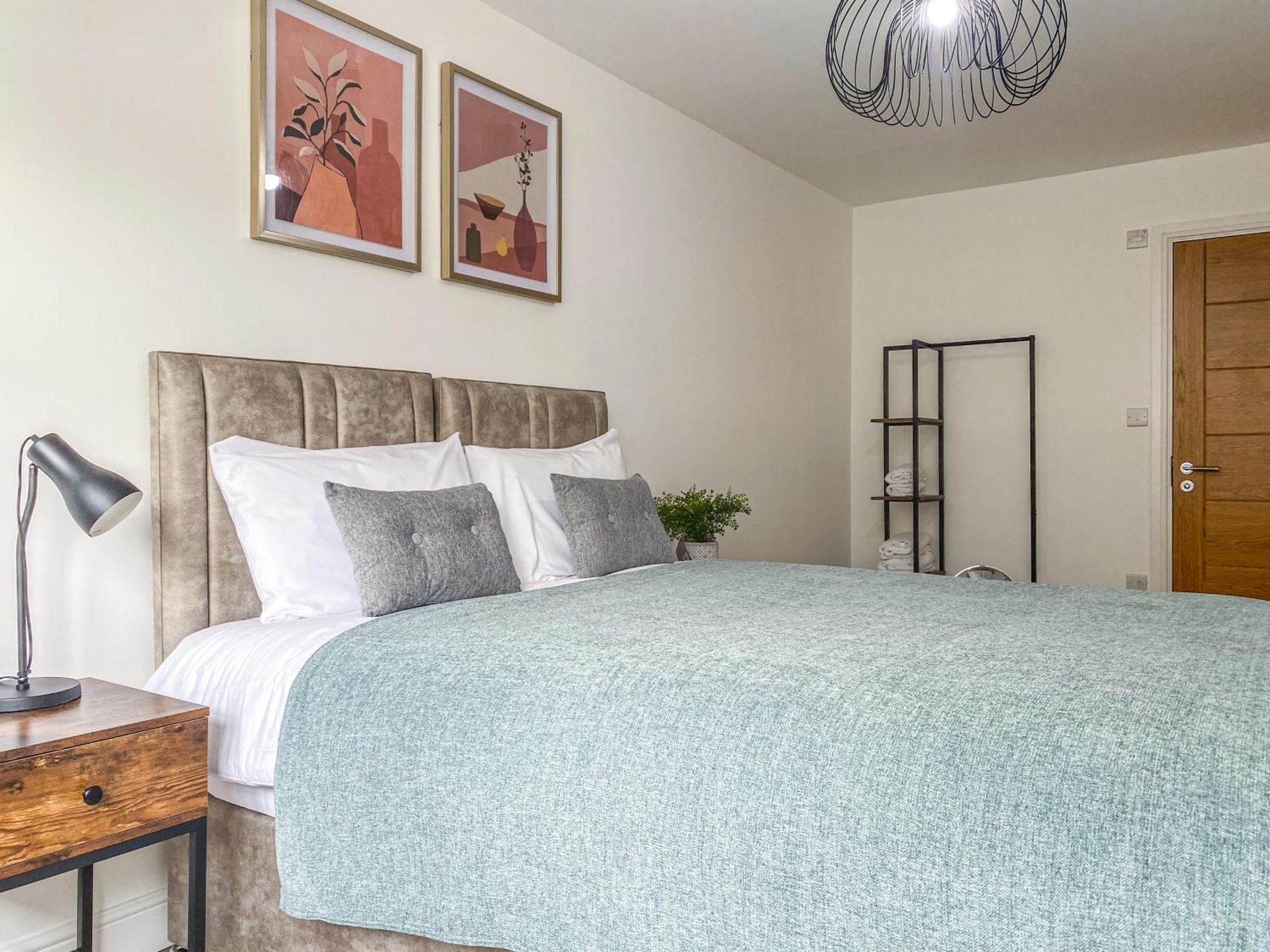 2 Bedroom City Centre Apartment In High Wycombe With Parking 外观 照片