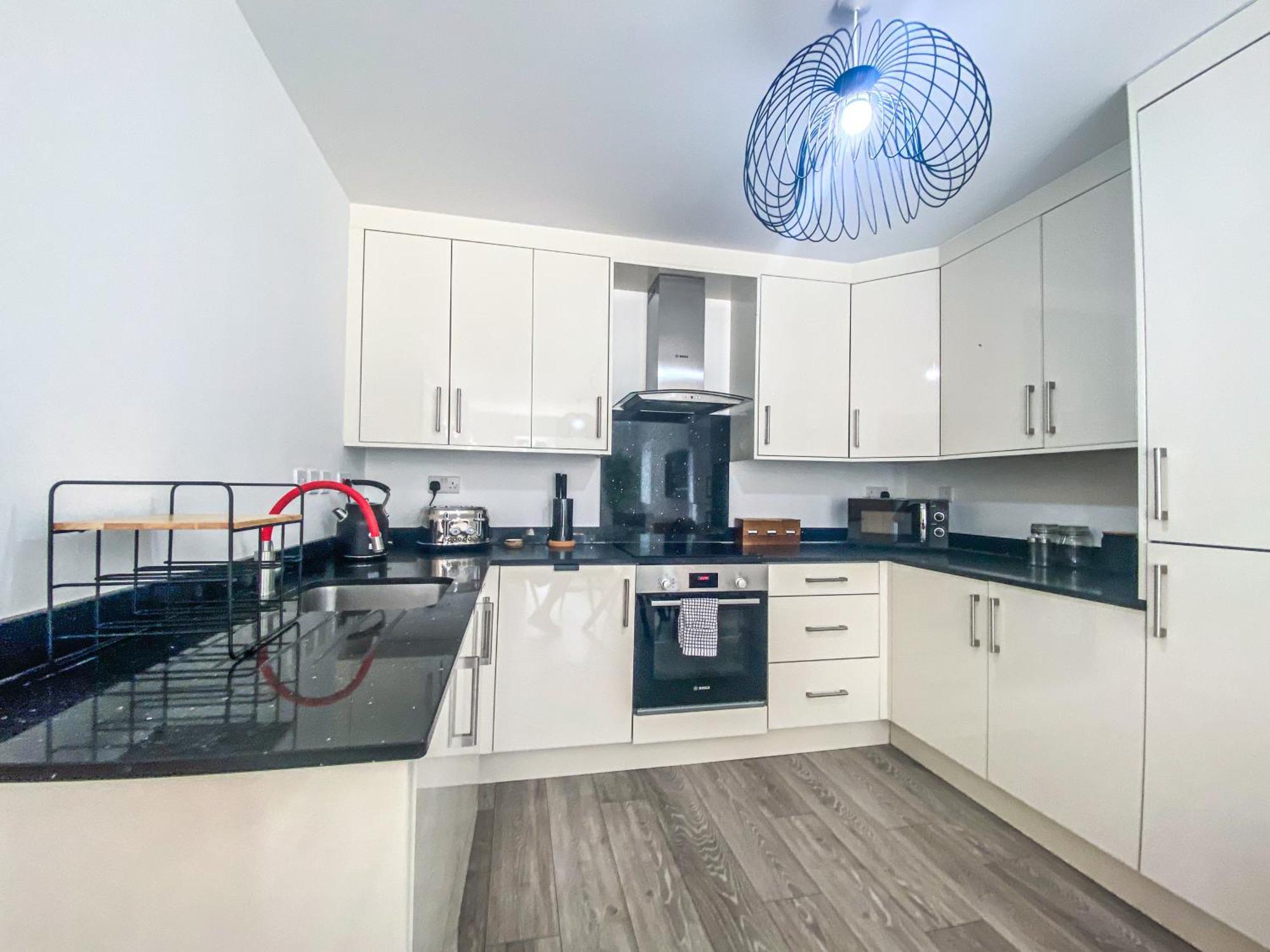 2 Bedroom City Centre Apartment In High Wycombe With Parking 外观 照片