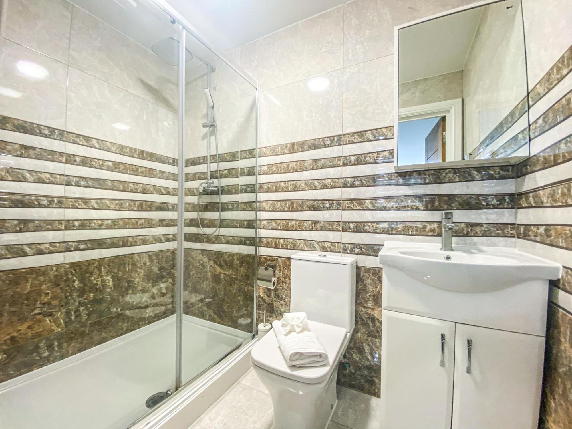 2 Bedroom City Centre Apartment In High Wycombe With Parking 外观 照片
