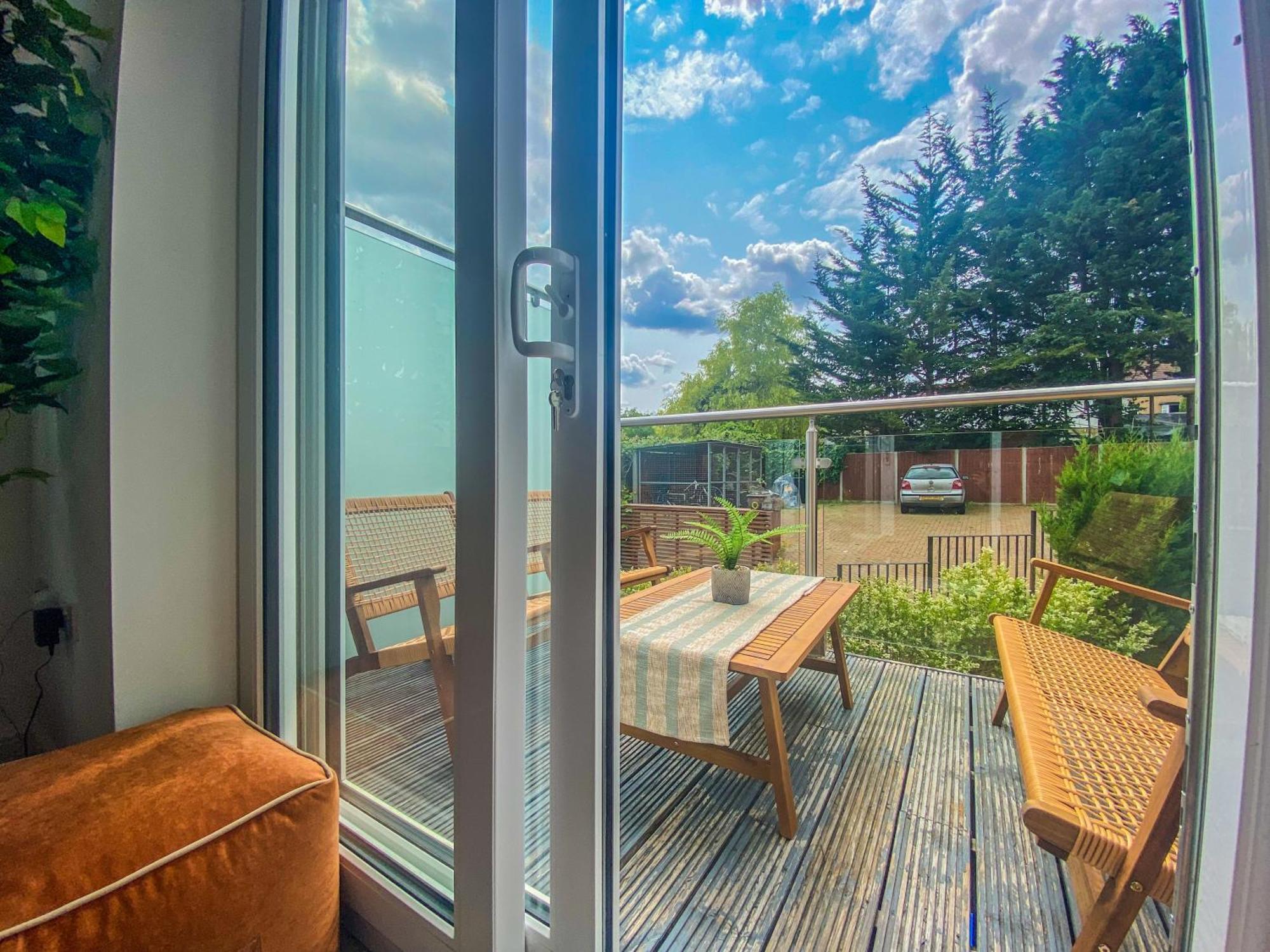 2 Bedroom City Centre Apartment In High Wycombe With Parking 外观 照片